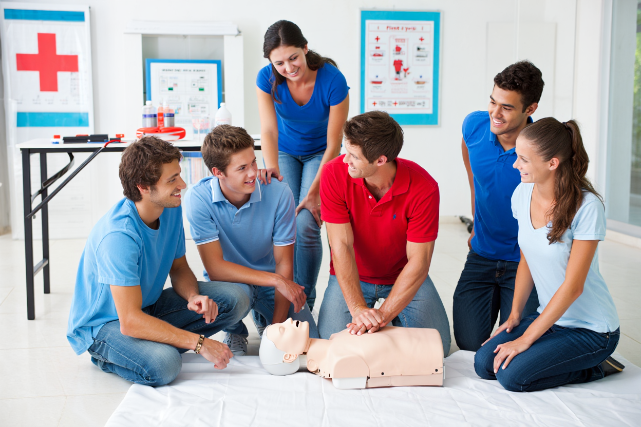 Cours samaritain permis chez AEL, massage cardiaque en groupe