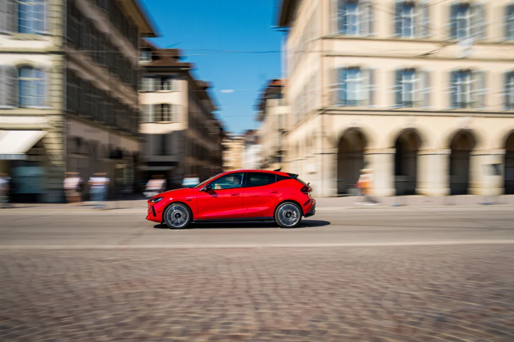 Voiture rouge roulant à Genève