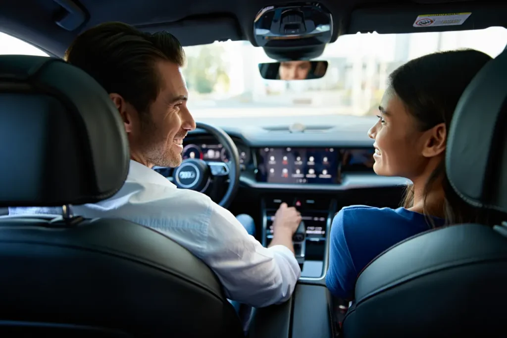 Personnes qui parlent du prix du permis de conduire à Genève pendant une leçon de conduite