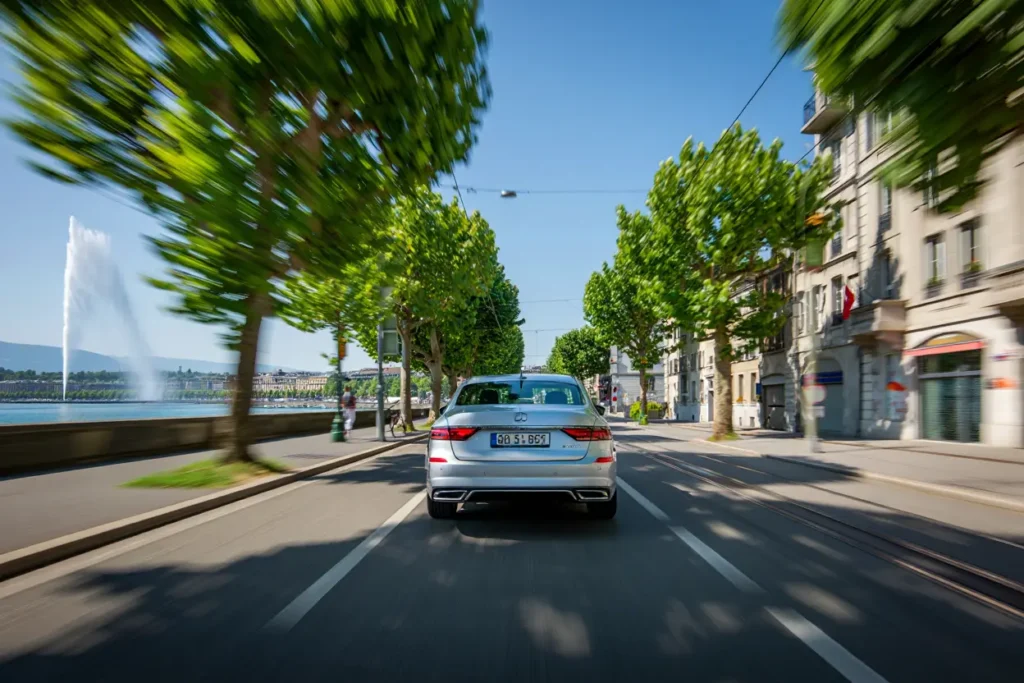 Une personne roulant en voiture après avoir effectué la demande de permis de conduire