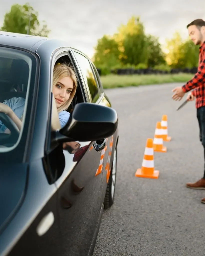 Élève de l'école AEL au volant pendant un cours de deux phases avec instructeur