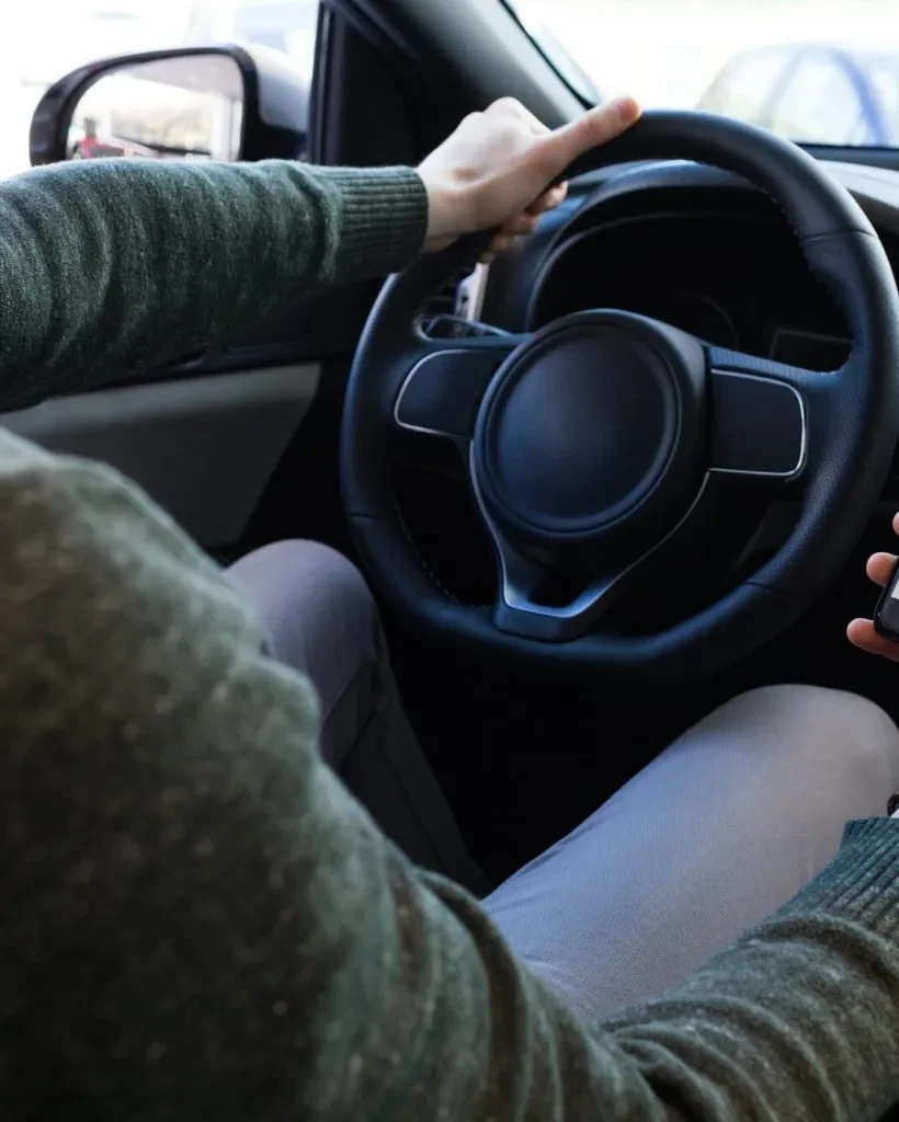 Conducteur concentré au volant au sein de l'auto-école AEL