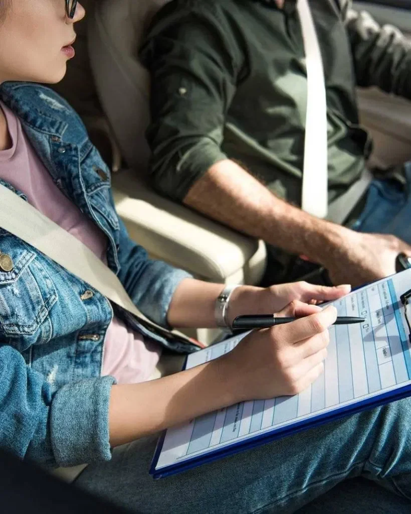 Leçon de conduite avec moniteur, élève prenant des notes, auto-école AEL